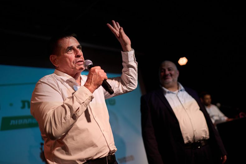 Yoav Segalovitz, ex investigador policial y candidato del partido Raam, habla en un evento de campaña junto con Mansour Abbas, líder del partido, en Tel Aviv, Israel, el viernes 23 de octubre de 2026, antes de la elección general en el país. (AP Foto/David Goldman)