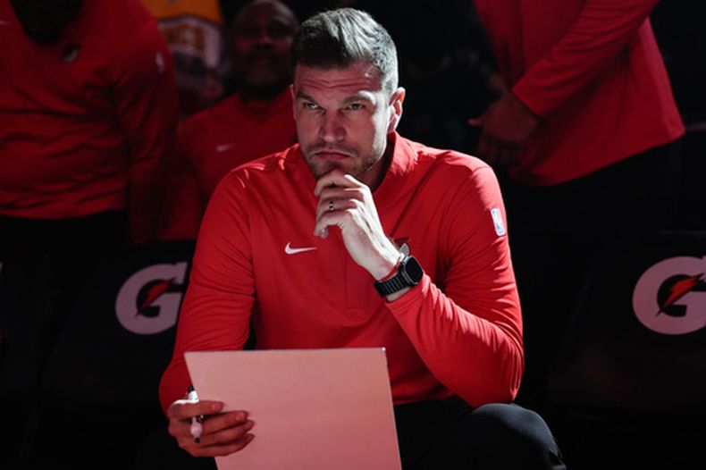 ARCHIVO - Foto del 23 de marzo del 2026, el entrenador interino de los Trail Blazers de Portland Tiago Splitter escucha durante las instrucciones antes del juego ante los Nets de Brooklyn. (AP Foto/Jenny Kane, Archivo)