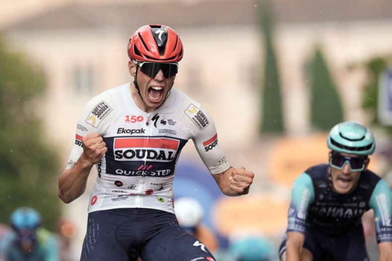 El francés Paul Magnier, de Soudal Quick-Step, gana la 18ª etapa de la carrera ciclista Giro de Italia, disputada entre Fai della Paganella y Pieve di Soligo, Italia, el jueves 28 de mayo de 2026. (Massimo Paolone/LaPresse vía AP)
