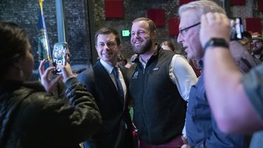 Sanders y Buttigieg, las dos versiones de un cambio en Iowa