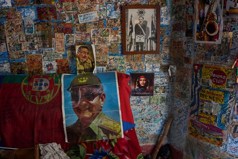 Imágenes de Raúl Castro, el Che Guevara y Jose Martí decoran una pared en una tienda de recuerdos en La Habana, el martes 2 de junio de 2026. (AP Foto/Ramón Espinosa)