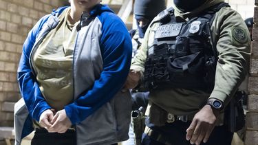 ARCHIVO - Agentes del Servicio de Inmigración y Control de Aduanas de Estados Unidos detienen a una mujer, izquierda, el lunes 27 de enero de 2025, en Silver Spring, Maryland. (AP Foto/Alex Brandon, archivo)