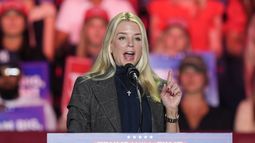 ARCHIVO - La ex fiscal general de Florida Pam Bondi habla en un mitin de campaña del candidato presidencial republicano Donald Trump en el First Horizon Coliseum, de Greensboro, Carolina del Norte, el 2 de noviembre de 2024. (AP Foto/Alex Brandon, Archivo)