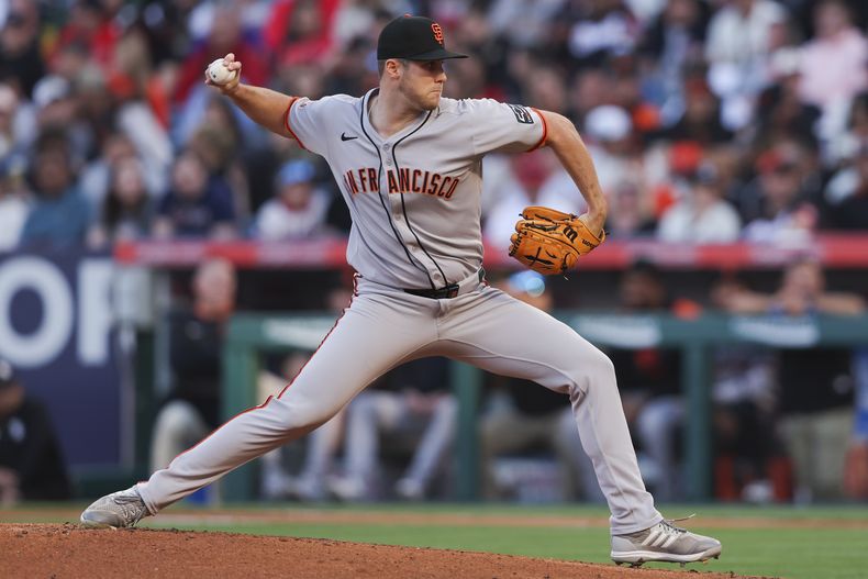 Landen Roupp, de los Gigantes de San Francisco, hace un pitcheo en el encuentro del sábado 19 de abril de 2025, ante los Angelinos de Los Ángeles (AP Foto/Jessie Alcheh)
