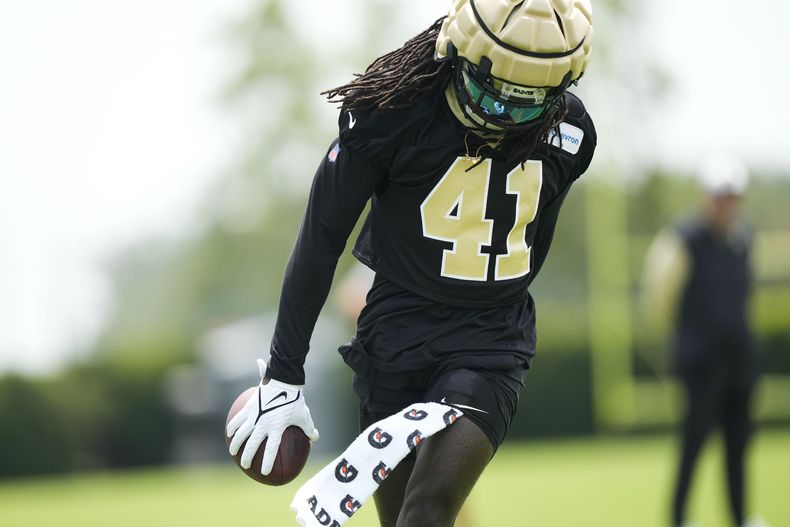 Alvin Kamara, corredor de los Saints de Nueva Orleáns, entrena en Metairie, Luisiana, el jueves 15 de junio de 2023 (AP Foto/Gerald Herbert)