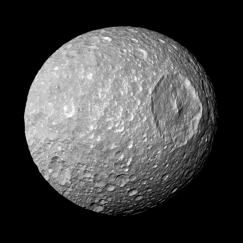 Esta imagen del 13 de febrero de 2010 proporcionada por la NASA muestra la luna Mimas de Saturno y su cráter Herschel, captada por la nave espacial Cassini. (NASA/JPL-Caltech/Space Science Institute via AP)