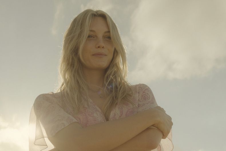 Esta imagen publicada por Apple TV+ muestra a Leila George en una escena de Disclaimer. (Apple TV+ via AP)