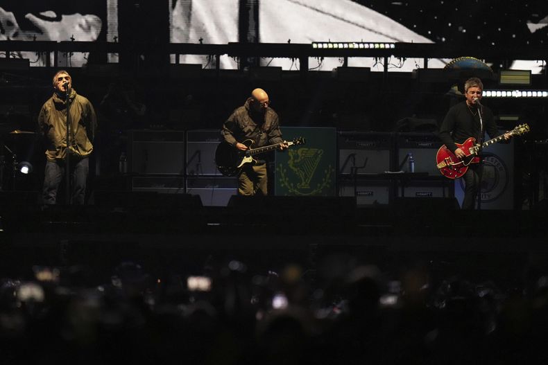 Liam Gallagher, a la izquierda, y Noel Gallagher de Oasis se presentan durante su gira mundial en la Ciudad de México, el viernes 12 de septiembre de 2025. (Foto AP/Eduardo Verdugo)