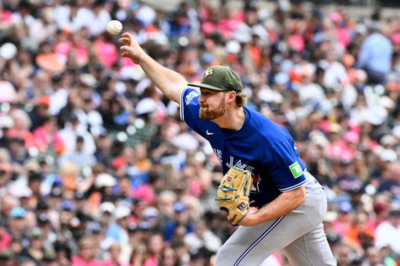 El lanzador de los Azulejos de Toronto, Spencer Miles, lanza durante la tercera entrada de un partido de béisbol contra los Tigres de Detroit, el sábado 16 de mayo de 2026, en Detroit. (Foto AP/Jose Juarez)