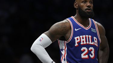 LeBron James de los 76ers de Filadelfia durante un juego de pretemporada contra los Nets de Brooklyn, el jueves 8 de octubre de 2026, en Nueva York. (AP Foto/Pamela Smith)