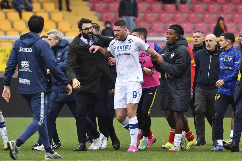 Thomas Henry (centro) de Hellas Verona se retira de la cancha tras el partido contra Lecce en la Serie A de Italia, el domingo 10 de marzo de 2024, en Lecce. (Giovanni Evangelista/LaPresse vía AP)