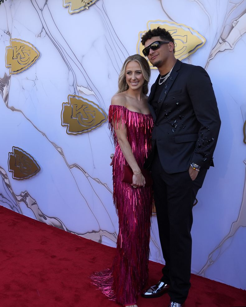 Patrick Mahomes, quarterback de los Chiefs de Kansas City, llega con su esposa Brittany a la ceremonia de entrega de anillos de campeones del Super Bowl, el jueves 13 de junio de 2024 (AP Foto/Charlie Riedel)