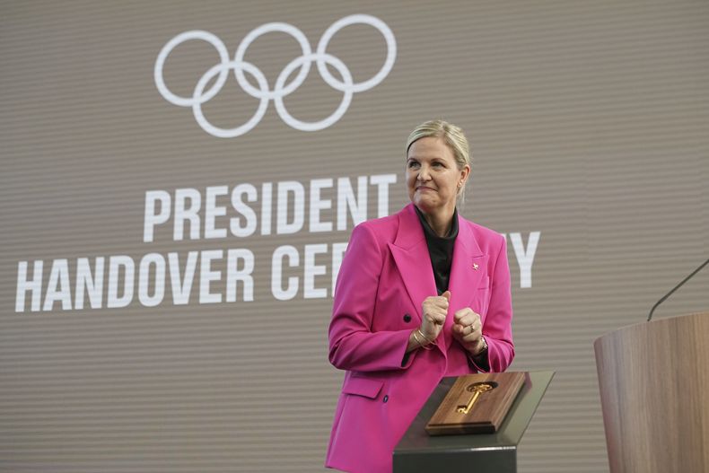 La presidenta electa Kirsty Coventry reacciona durante la ceremonia de traspaso de la Presidencia del COI en la Casa Olímpica en Lausana, Suiza, el lunes 23 de junio de 2025. (AP Photo/Laurent Cipriani)