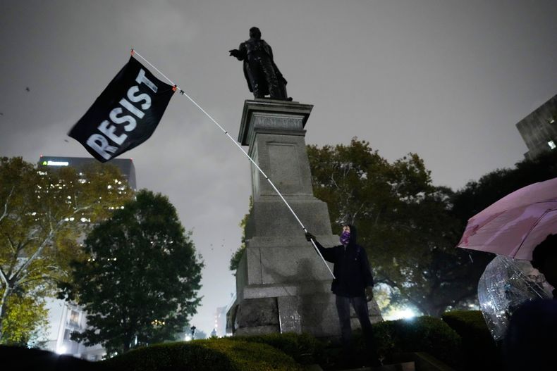 La protesta contra las redadas migratorias en Nueva Orleans el 1 de diciembre del 2025. (AP foto/Gerald Herbert)