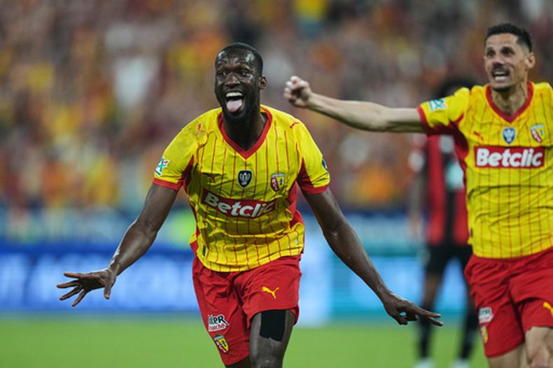Abdallah Sima, del Lens, celebra después de marcar gol durante la final de la Copa de Francia contra Niza, en Saint-Denis, a las afueras de París, el viernes 22 de mayo de 2026. (AP Foto/Thibault Camus)