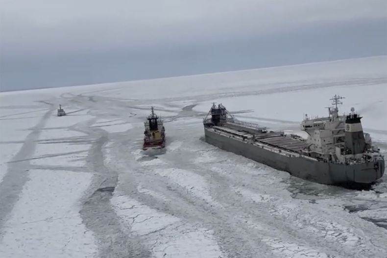 La Estación Aérea en Detroit de la Guardia Costera de Estados Unidos despliega una cuadrilla de helicóptero para sobrevuelos en torno al buque canadiense Manitoulin atrapado en el congelado lago Erie, el sábado 25 de enero de 2025 en Buffalo, Nueva York. (Estación Aérea en Detroit de la Guardia Costera de Estados Unidos vía AP)