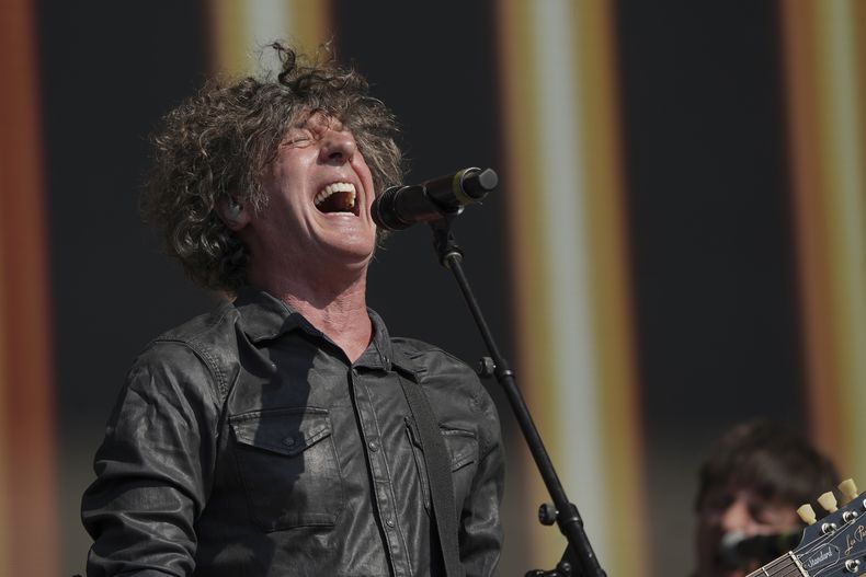 Roberto Musso de la banda uruguaya Cuarteto de Nos durante su presentación en la 25ª edición del festival de música Vive Latino en la Ciudad de México, el domingo 16 de marzo de 2025. (Foto AP/Aurea Del Rosario)