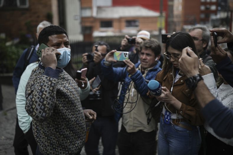 ARCHIVO - Manuel Ranoque, padre de dos de los niños indígenas que sobrevivieron en la selva amazónica tras un accidente de avioneta, habla ante los medios a la entrada del hospital militar donde los hermanos reciben atención médica, en Bogotá, Colombia, el 11 de junio de 2023. (AP Foto/Iván Valencia, Archivo)