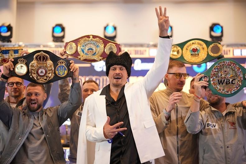 ARCHIVO - El boxeador ucraniano Oleksandr Usyk asiste a una conferencia de prensa en el estadio de Wembley en Londres, el jueves 17 de julio de 2025, antes del combate de boxeo entre el británico Daniel Dubois y Oleksandr Usyk. (Foto AP/Kin Cheung, archivo)
