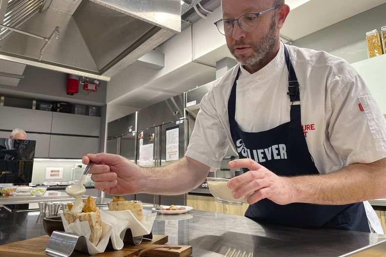 Andres Voloschin, chef de Investigación y Desarrollo de la empresa Believer Meats, trabaja en platillos creados a partir de los productos de la compañía en una cocina experimental, el 13 de febrero de 2023, en Rejovot, Israel. (AP Foto/Laura Ungar)