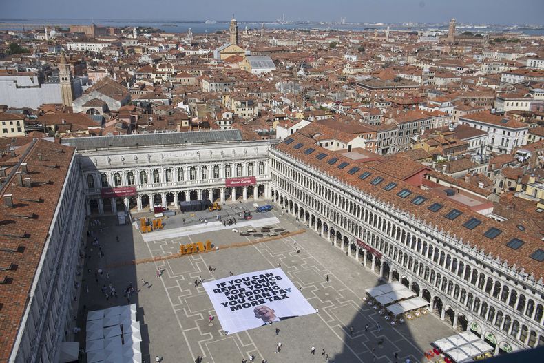 Foto difundida por Greenpeace que muestra un cartel en contra de Jeff Bezos en la Plaza San Marcos en Venecia, Italia, el 23 de junio del 2025. (Greenpeace via AP)