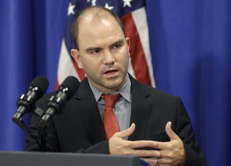 Ben Rhodes, viceasesor de Seguridad Nacional para Comunicaciones Estrat&eacute;gicas, se dirige a los reporteros en Edgartown, Massachusetts, en la isla de Marthas Vineyard, el mi&eacute;rcoles 13 de agosto de 2014. Rhodes habl&oacute; sobre el problema