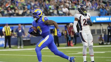 Mayfield, Akers lideran triunfo de Rams 51-14 ante Broncos