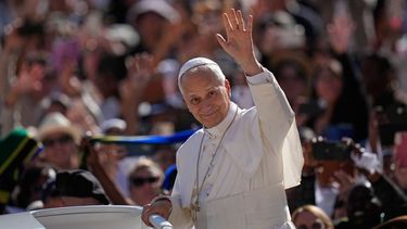 El papa León XIV llega a su audiencia general seminal en la Plaza de San Pedro, en el Vaticano, el miércoles 23 de septiembre de 2026. (AP Foto/Alessandra Tarantino)