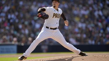 El abridor de los Padres de San Diego Blake Snell trabaja en la segunda entrada del juego ante los Rays de Tampa Bay el sábado 17 de junio del 2023. (AP Foto/Gregory Bull)