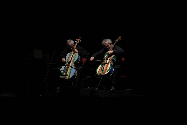 Miembros de la Orquesta del Mar tocan cellos fabricados con madera de barcos de inmigrantes en Milán, Italia, el sábado 10 de febrero de 2024. Presos de una cárcel de máxima seguridad realizan los instrumentos que la orquesta usó en su debut en el Teatro alla Scala. (Foto AP/Antonio Calanni)