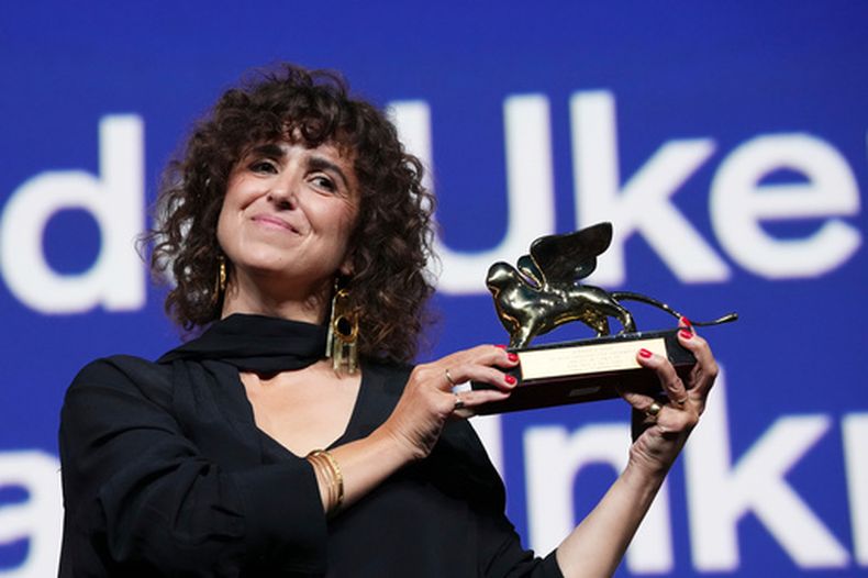 La directora May el-Toukhy posa para los fotógrafos tras recibir el León de Oro a la mejor película por Woman Unknown, en la ceremonia de clausura de la 83ª edición del Festival de Cine de Venecia, el sábado 12 de septiembre de 2026, en Venecia, Italia. (Foto de Scott A Garfitt/Invision/AP)