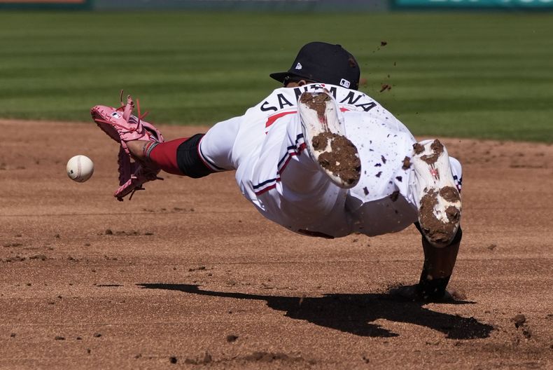 El dominicano Carlos Santana, de los Mellizos de Minnesota, se zambulle en busca de una pelota bateada por Jake Lamb, de los Piratas de Pittsburgh, durante un juego de pretemporada, disputado el sábado 24 de febrero de 2024 (AP Foto/Gerald Herbert)