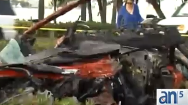 americateve | La policía identificó al chofer del chevy convertible que murió ayer al estrellar su auto contra una palmera en el Rickenbacker Cawasway provocando que se incendiara.