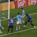 Romelu Lukaku (derecha), del Inter, falla un remate de cabeza en la final de la Liga de Campeones ante el Manchester City, el sábado 10 de junio de 2023 (AP Foto/Thanassis Stavrakis)
