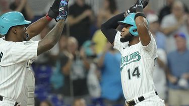 Bryan De La Cruz (14), de los Marlins de Miami, celebra su cuadrangular de dos carreras con Jorge Soler durante la primera entrada del juego de béisbol en contra de los Tigres de Detroit, el viernes 28 de julio de 2023, en Miami. (AP Foto/Marta Lavandier)