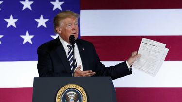 Trump critica a líder sindical en el Día del Trabajo