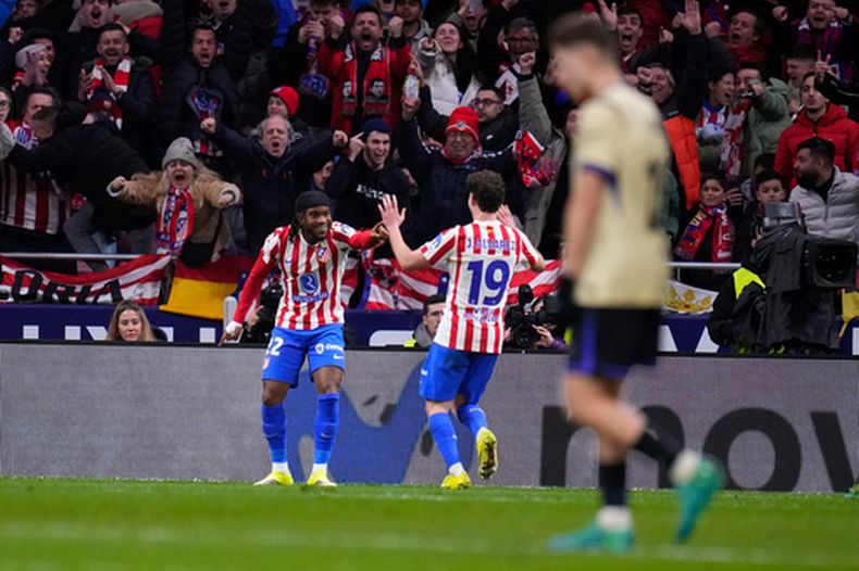 Ademola Lookman (izquierda) celebra con Julián Álvarez tras marcar el tercer gol del Atlético de Madrid ante el Barcelona en las semifinales de la Copa del Rey, el jueves 12 de febrero de 2026, en Madrid. (AP Foto/Manu Fernández)