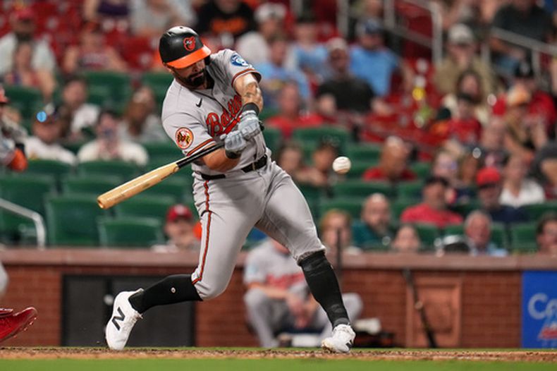 El jugador de los Orioles de Baltimore, Christian Encarnacion-Strand, conecta un doblete productor durante la novena entrada de un partido de béisbol contra los Cardenales de San Luis, el miércoles 26 de agosto de 2026, en San Luis. (Foto AP/Jeff Roberson)