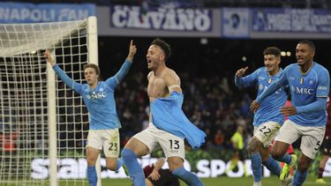 Amir Rrahmani del Napoli celebra tras anotar en el encuentro de la Serie A ante el Salernitana en el Estadio Diego Armando Maradona el sábado 13 de enero del 2024. (Alessandro Garofalo/LaPresse via AP)