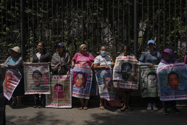 Familiares de los 43 estudiantes desaparecidos de Ayotzinapa protestan frente a la Secretaría de Gobernación en la Ciudad de México, el lunes 23 de septiembre de 2024. El presidente mexicano Andrés Manuel López Obrador exoneró a los militares del crimen a los normalista el miércoles 25 de septiembre de 2024 e insistió en que las acusaciones que vinculan al Ejército con el caso obedecen a “intereses políticos”, tanto del país “como del extranjero”, ajenos a la investigación. (AP Photo/Felix Marquez)