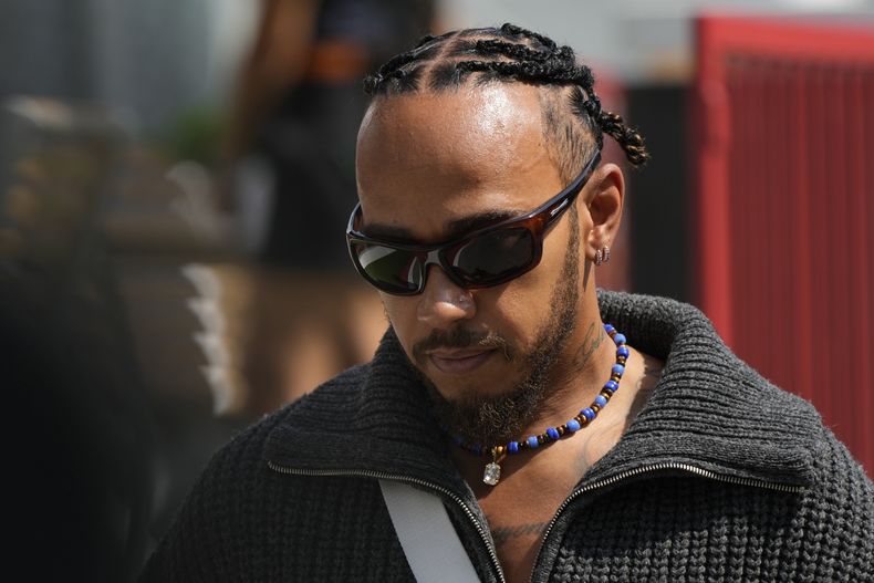 En foto del 12 de septiembre del 2024, Lewis Hamilton, piloto de la escudería Mercedes, camina en el paddock antes del Gran Premio de Azerbaiyán. (AP Foto/Sergei Grits)