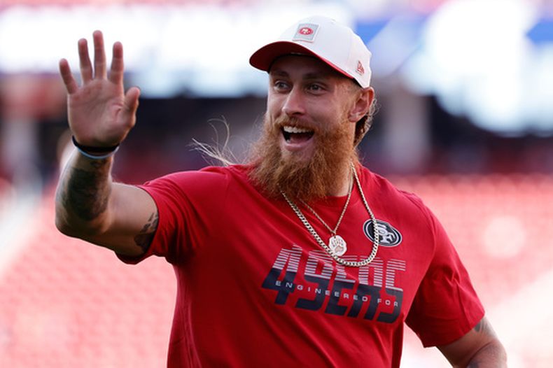 El ala cerrada de 49ers George Kittle saluda tras el partido de pretemporada de la NFL contra los Titans de Tennessee, jueves 13 de agosto de 2026, en Santa Clara, Calif. (AP Foto/Kelley L. Cox)