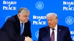 ARCHIVO - El presidente de Estados Unidos, Donald Trump, estrecha la mano del primer ministro de Hungría, Viktor Orbán, a a izquierda, durante una ceremonia de firma de la iniciativa Junta de la Paz en la cumbre anual del Foro Económico Mundial en Davos, Suiza, el jueves 22 de enero de 2026. (AP Foto/Markus Schreiber, Archivo)