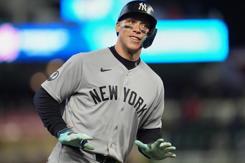 El pelotero de los Yankees de Nueva York, Aaron Judge, celebra mientras recorre las bases tras conectar un cuadrangular de tres carreras durante la octava entrada de un partido de béisbol contra los Mellizos de Minnesota, el lunes 14 de septiembre de 2026, en Minneapolis. (Foto AP/Abbie Parr)