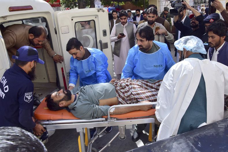 Parameédicos y voluntarios transportan a una víctima herida de la explosión de una bomba en la localidad de Mastung, a su llegada a un hospital en Quetta, Pakistán, el viernes 1 de noviembre de 2024. (AP Foto/Arshad Butt)