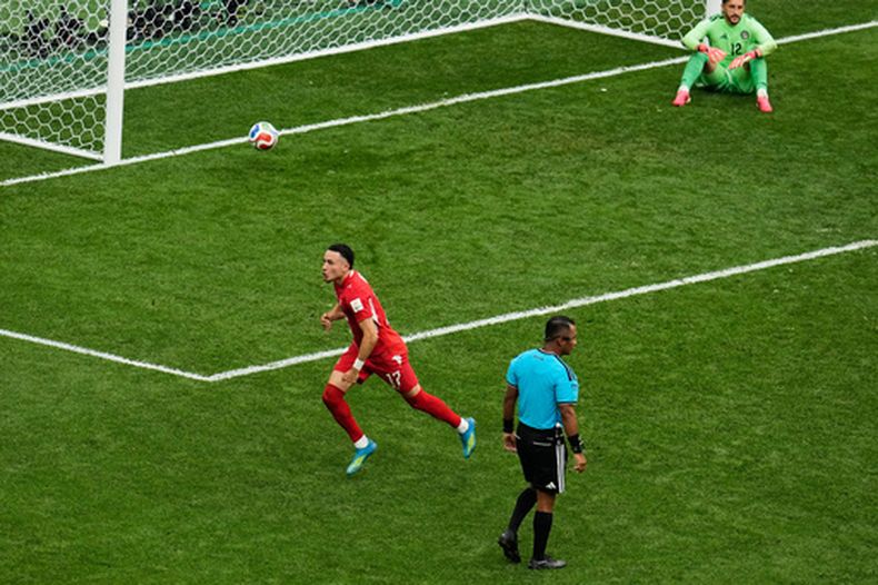 Rubén Vargas, de Suiza, festeja luego de convertir el penal decisivo de la tanda ante Camilo Vargas, de Colombia, en el duelo de octavos de final de la Copa del Mundo, disputado el martes 7 de julio de 2026 en Vancouver, Canadá (AP Foto/Gregory Bull)