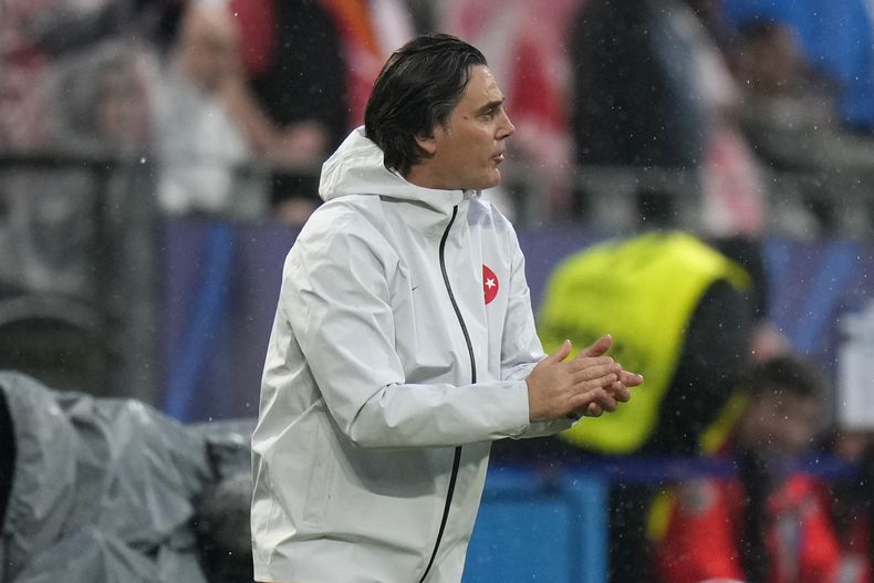 El seleccionador de Turquía, el italiano Vincenzo Montella da instrucciones durante el juego ante Georgia en el Grupo F de la Eurocopa el martes 18 de junio del 2024. (AP Foto/Alessandra Tarantino)