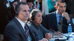 ARCHIVO - El disidente cubano José Daniel Ferrer, a la izquierda, se sienta con la activista LGBT cubana Juana Mora Cedeño, al centro, y el activista político cubano Antonio Rodiles, a la derecha, durante una reunión con el presidente Barack Obama en la embajada de Estados Unidos en La Habana, Cuba, el 22 de marzo de 2016. (AP Foto/Pablo Martínez Monsivais, Archivo)