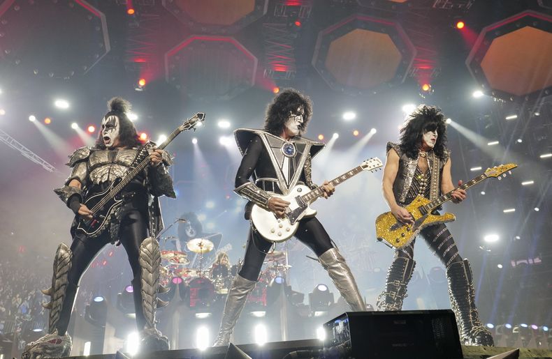 FILE - Gene Simmons, de izquierda a derecha, Tommy Thayer, y Paul Stanley de KISS se presentan en el último concierto de la gira de despedida Kiss Farewell Tour en el Madison Square Garden en Nueva York el 2 de diciembre de 2023. (Foto Evan Agostini/Invision/AP, archivo)