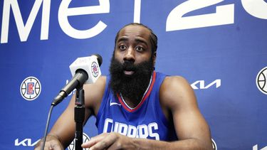 James Harden responde a preguntas de los reporteros durante la conferencia de prensa de su presentación con los Clippers de Los Ángeles en las instalaciones del equipo el jueves 2 de noviembre del 2023. (AP Foto/Richard Vogel)